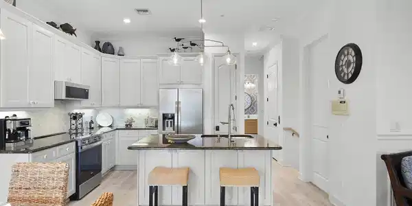 Image 4: OPEN kitchen to Living room and Dining room
