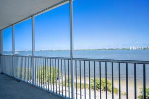 1502 S Lakeside Drive