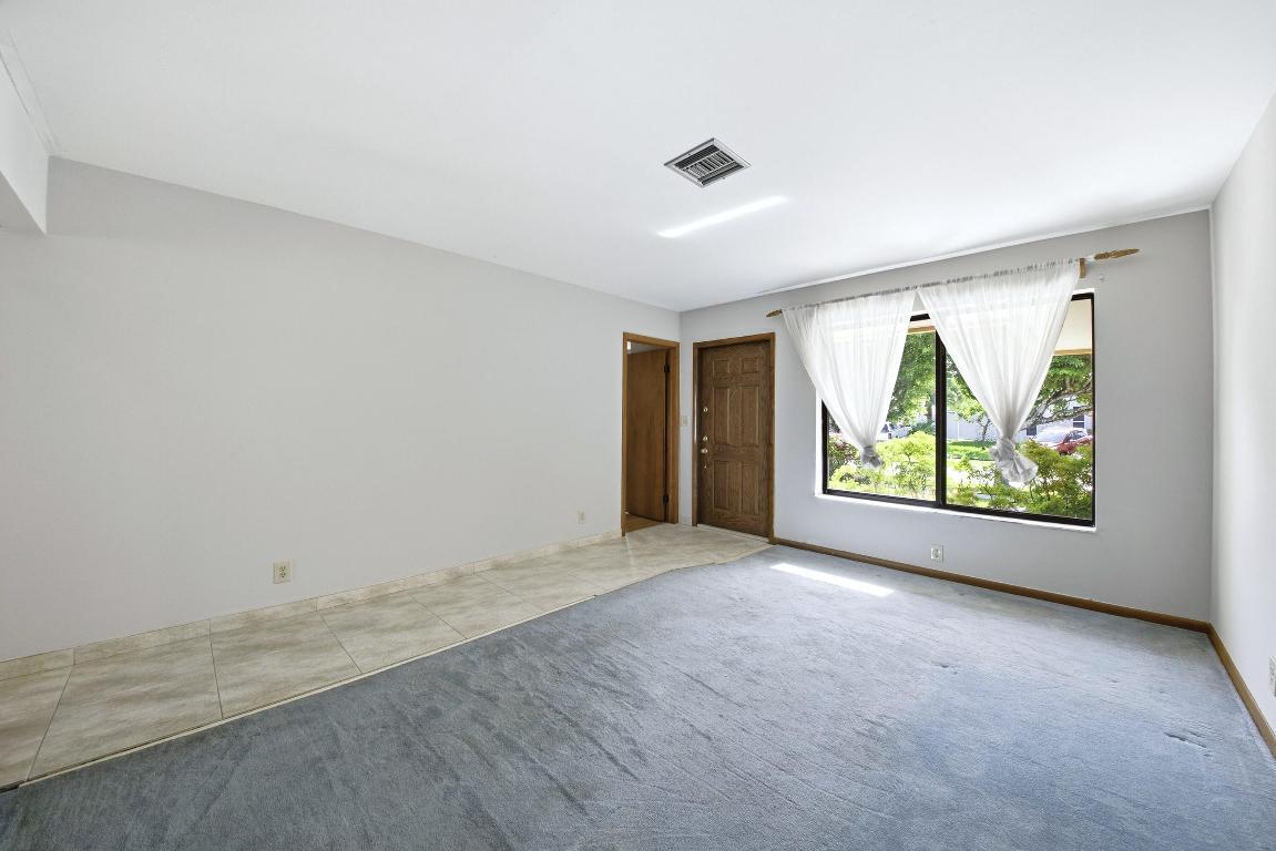 Image 4: Formal Living