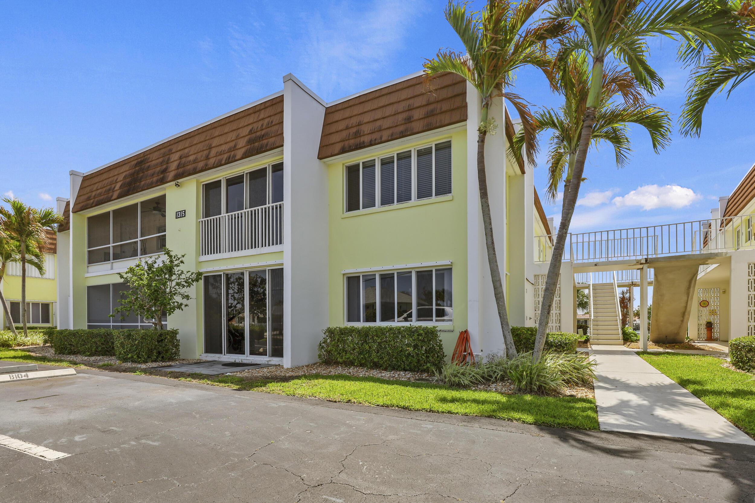 Image 3: Front of building 1315