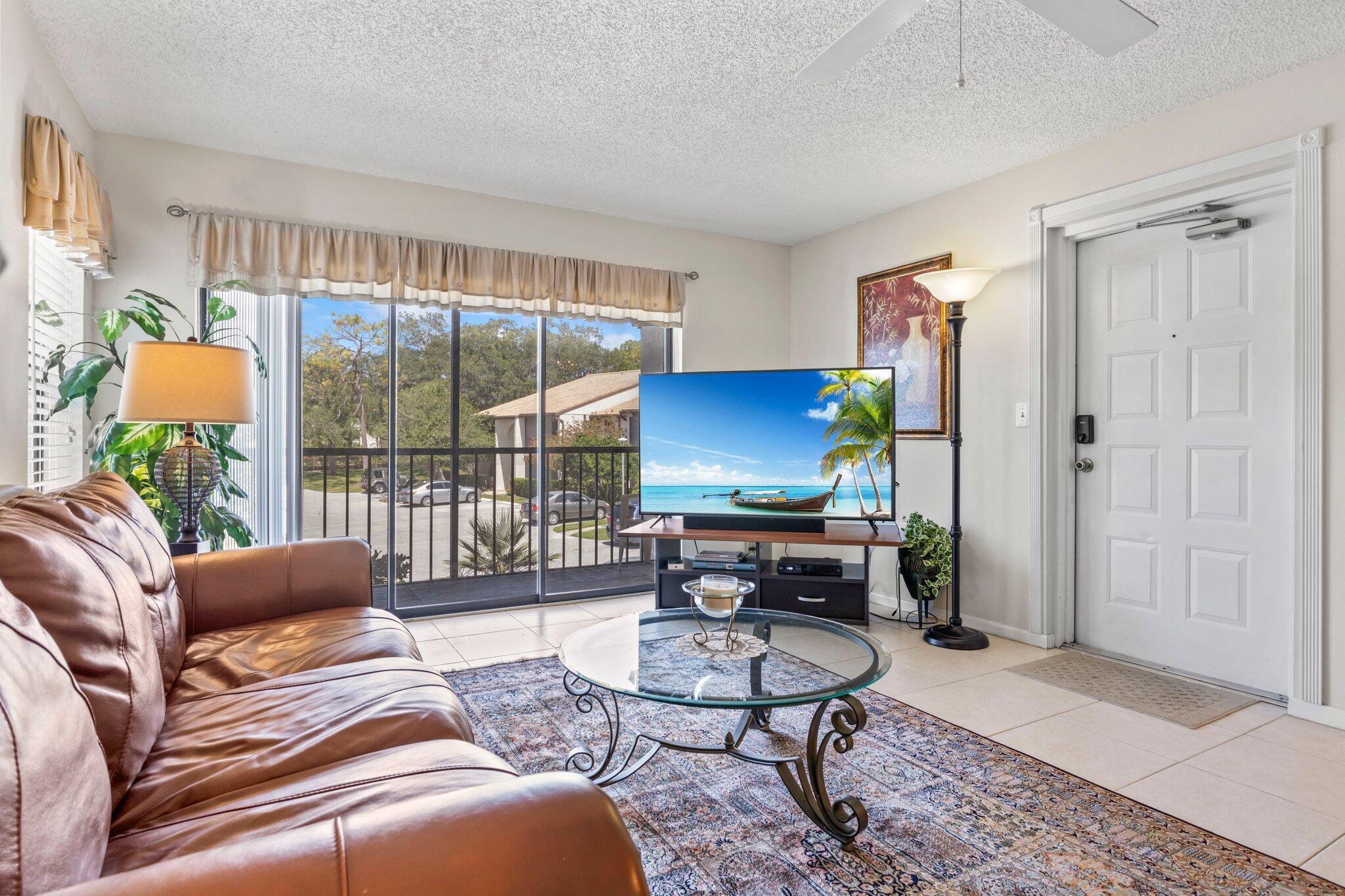 Image 4: Living Room