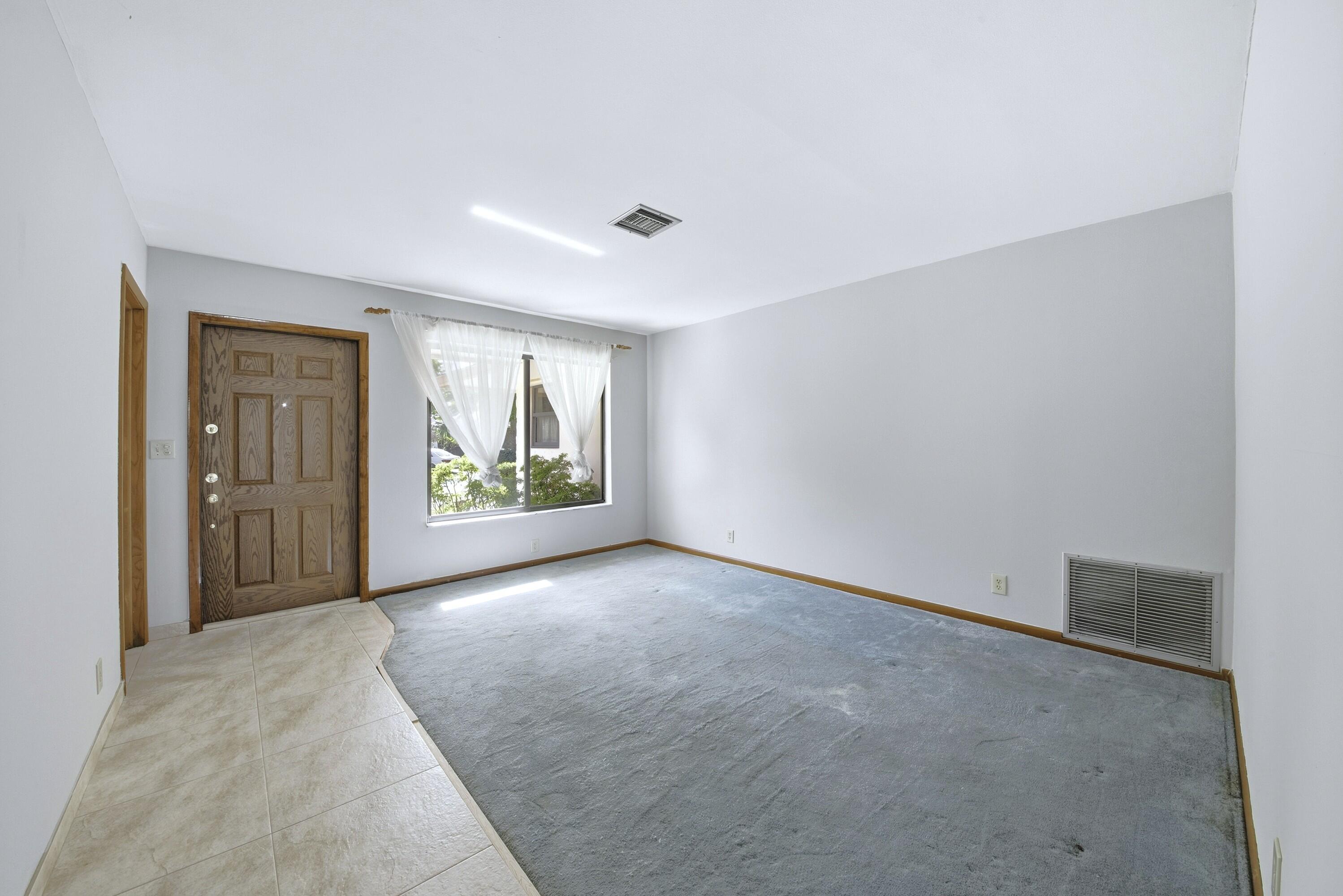 Image 4: Entry/Formal Living