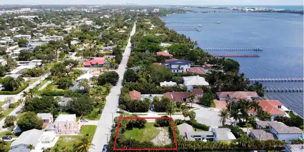 7 Lakeside Palms Court