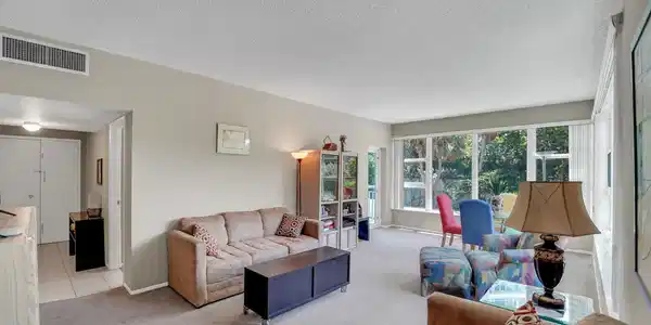 Image 3: living area 2