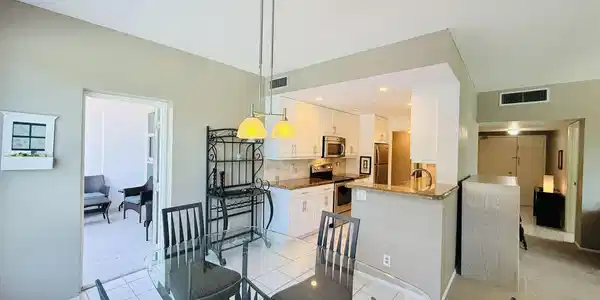 Image 4: breakfast nook area 2