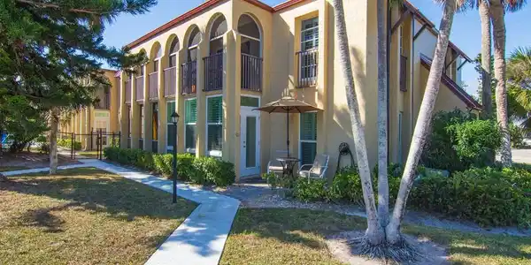 Image 3: Back of unit with private sitting area