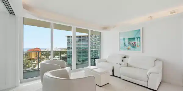 Image 3: Tiara East 1422 Living room.2jpg