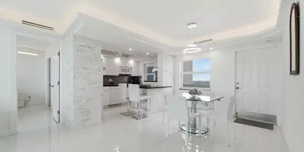 Image 4: tiara east 1422 dining room-kitchen