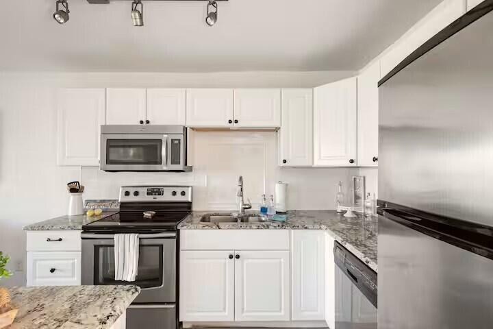 Image 3: kitchen 2