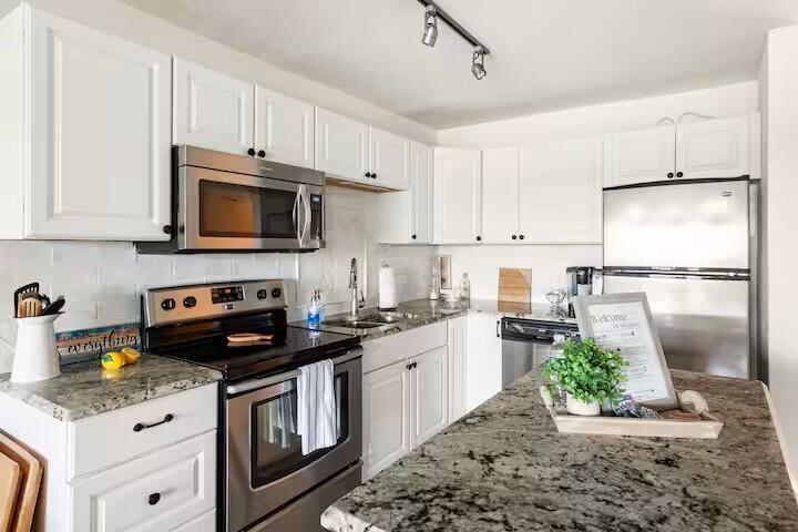 Image 4: kitchen