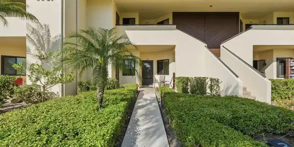 Image 3: 38-web-or-mls-6901_SE_Constitution_Blvd_