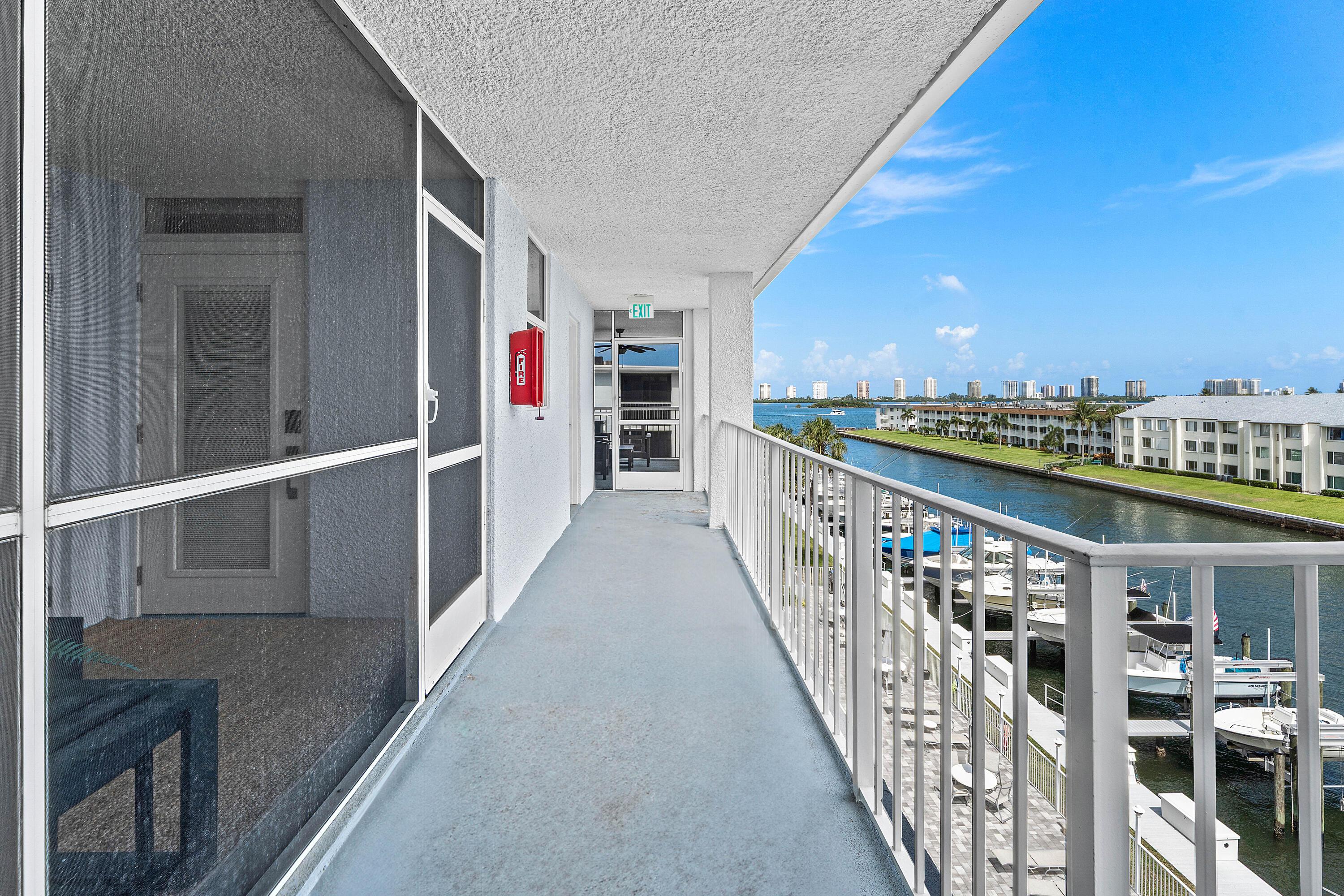 Image 2: 002-108ParadiseHarbourBoulevard-502-Nort
