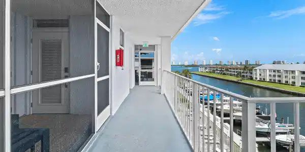 Image 2: 002-108ParadiseHarbourBoulevard-502-Nort