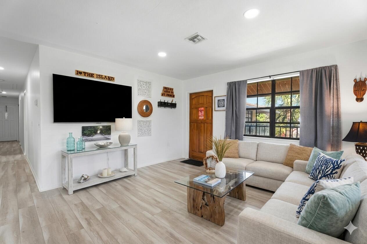 Image 2: Living room virtuall staged