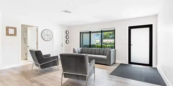 Image 3: Living Room