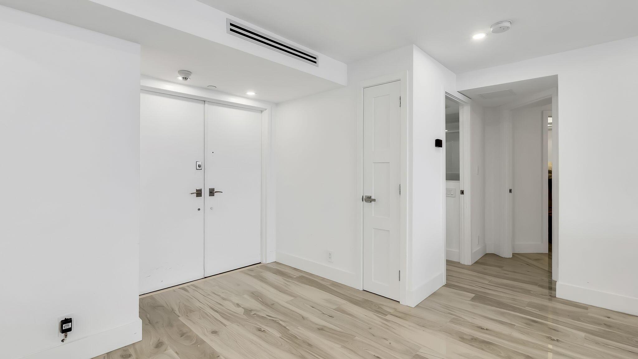 Image 4: Foyer