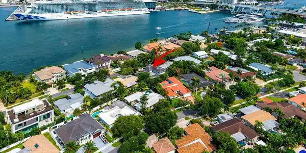 Image 2: Front view overlooking Cruise Port
