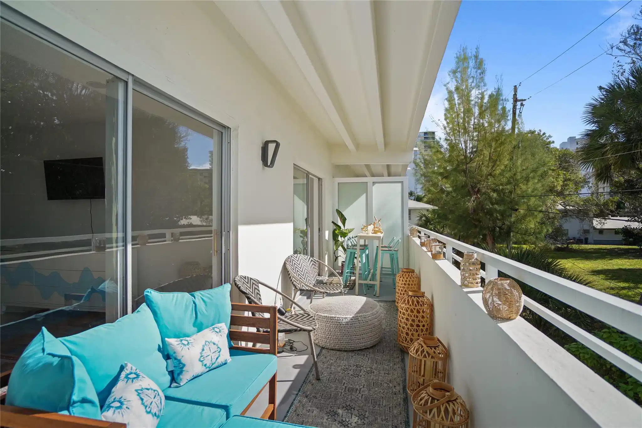 Image 1: Beautiful space to sun bathing or entartaining.