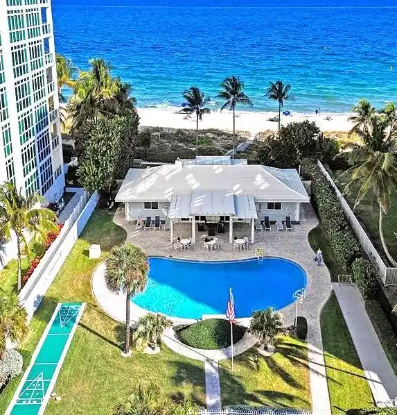 Image 1: Pool & Clubhouse