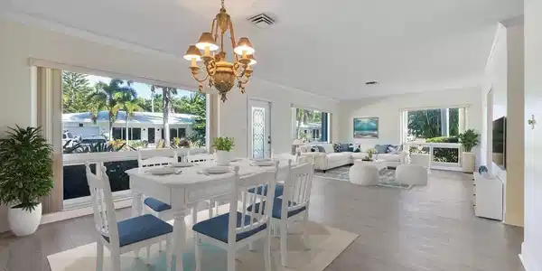 Image 4: Living Room/Dining room