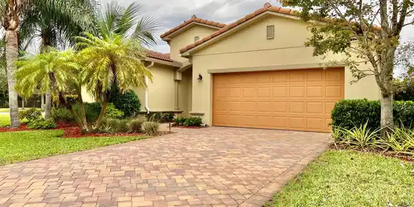 348 SW Sun Circle