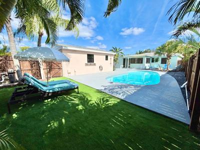 1121 N Ocean Breeze