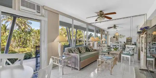 Image 4: Living room