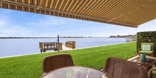 Image 3: 52 Yacht Club Dr 103 North Palm Beach (1
