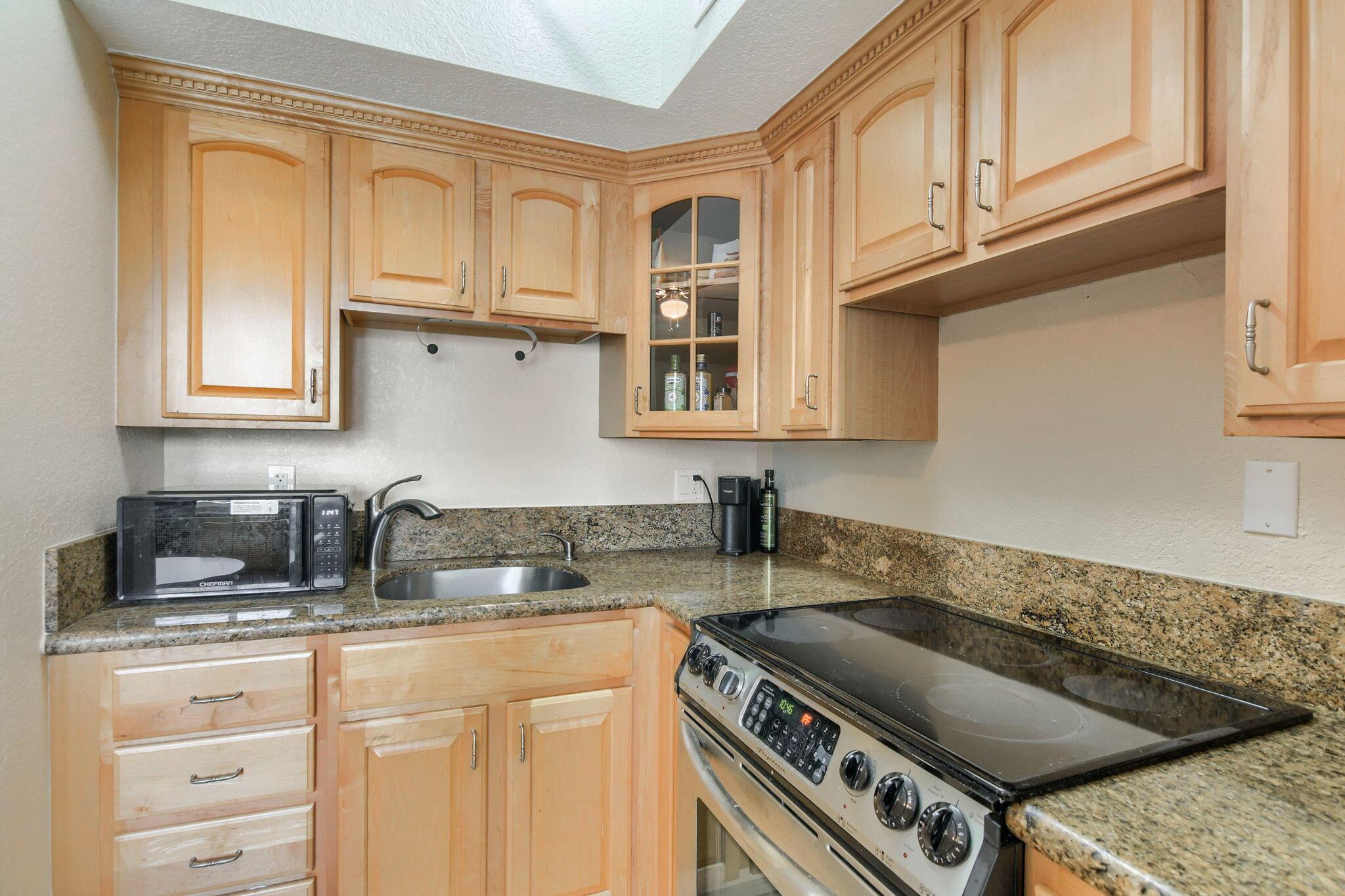 Image 4: Kitchen