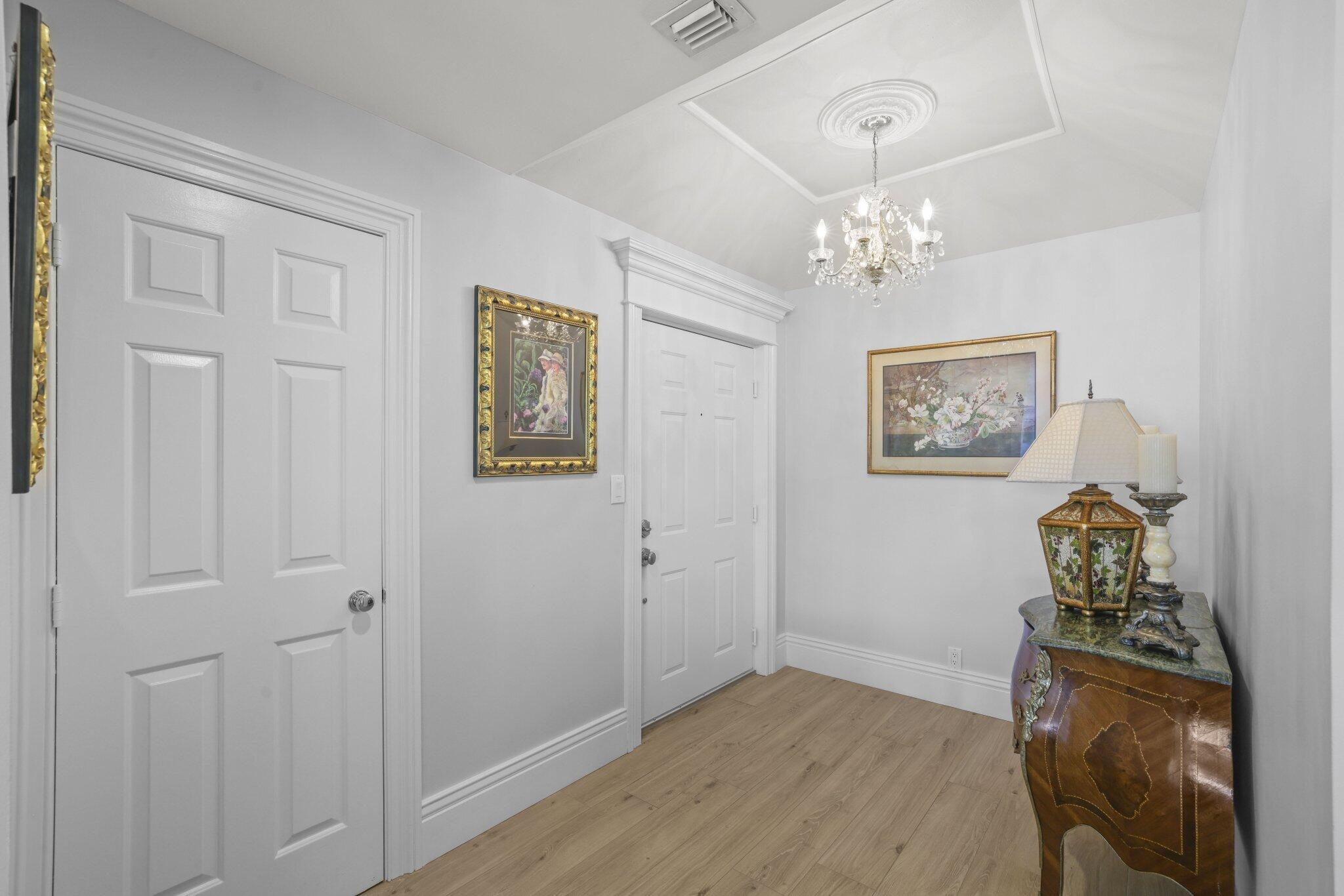 Image 4: Foyer