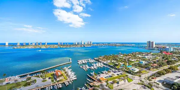 Image 2: 060-220LakeShoreDrive-702-LakePark-FL-33