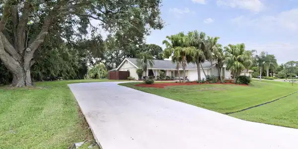 Image 3: Long driveway: Plenty of parking!