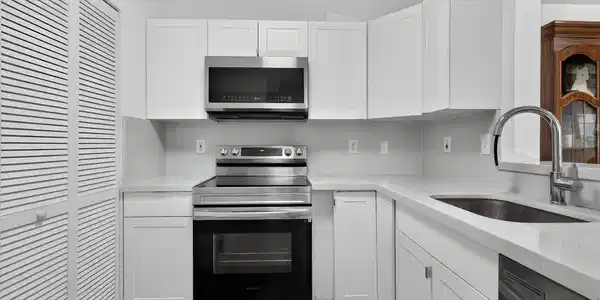 Image 4: Kitchen