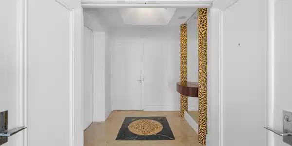 Image 4: Private Foyer