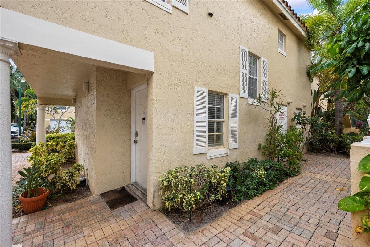 Image 3: 25-LUX_COURTYARD2666