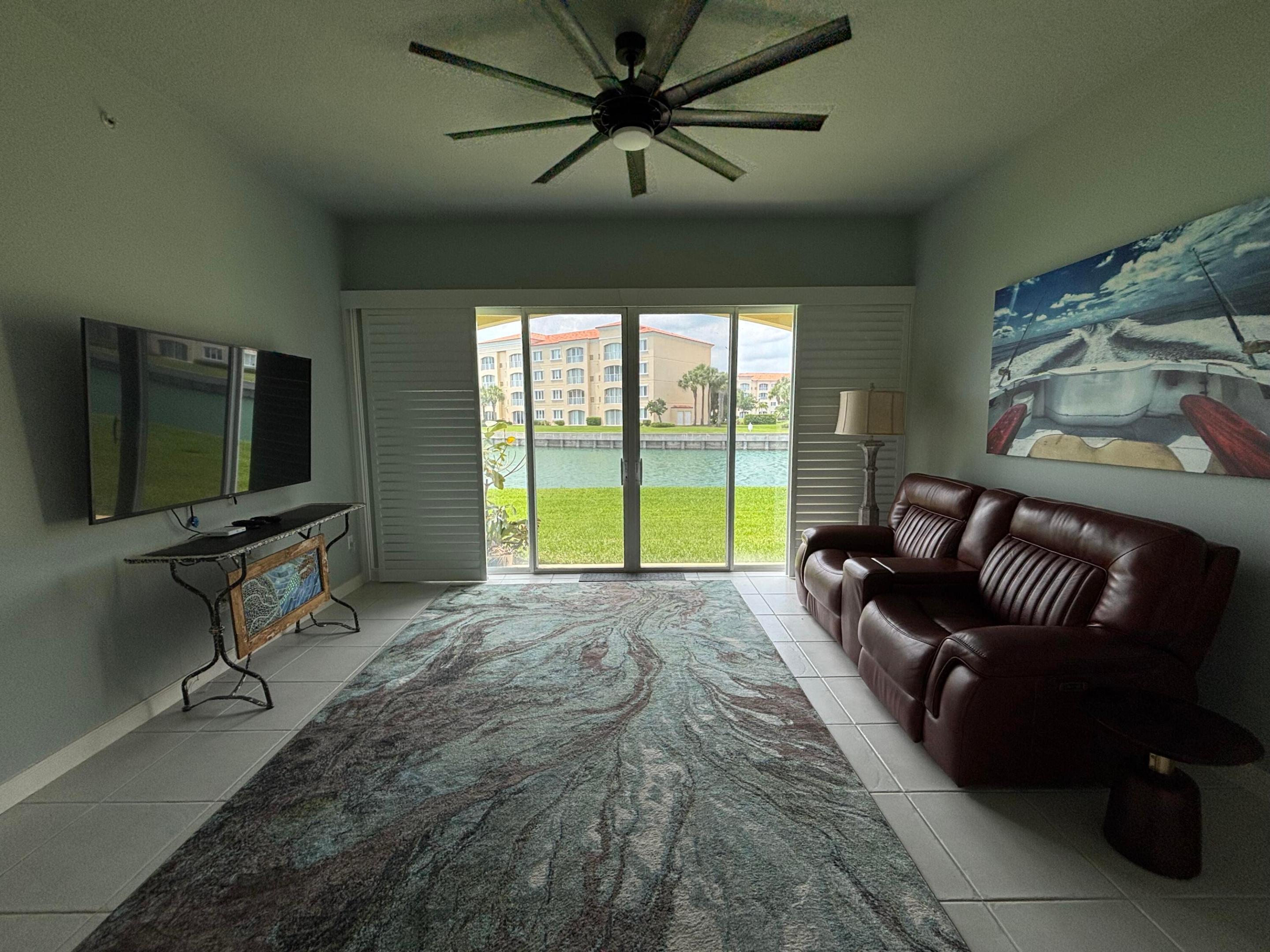 Image 4: Fla Room