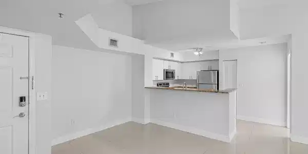 Image 3: entry Living/dining rom