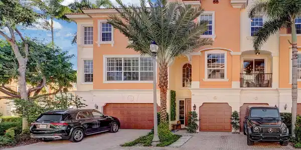 612 NE Rossetti Lane