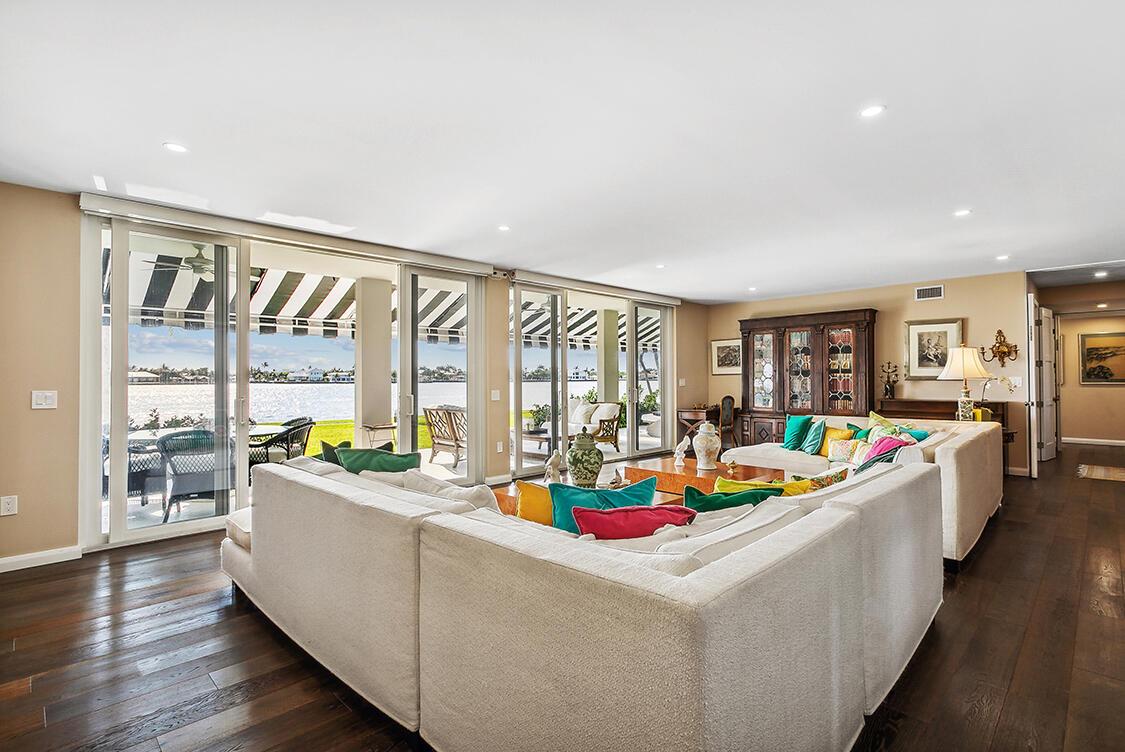 Image 4: Living Room