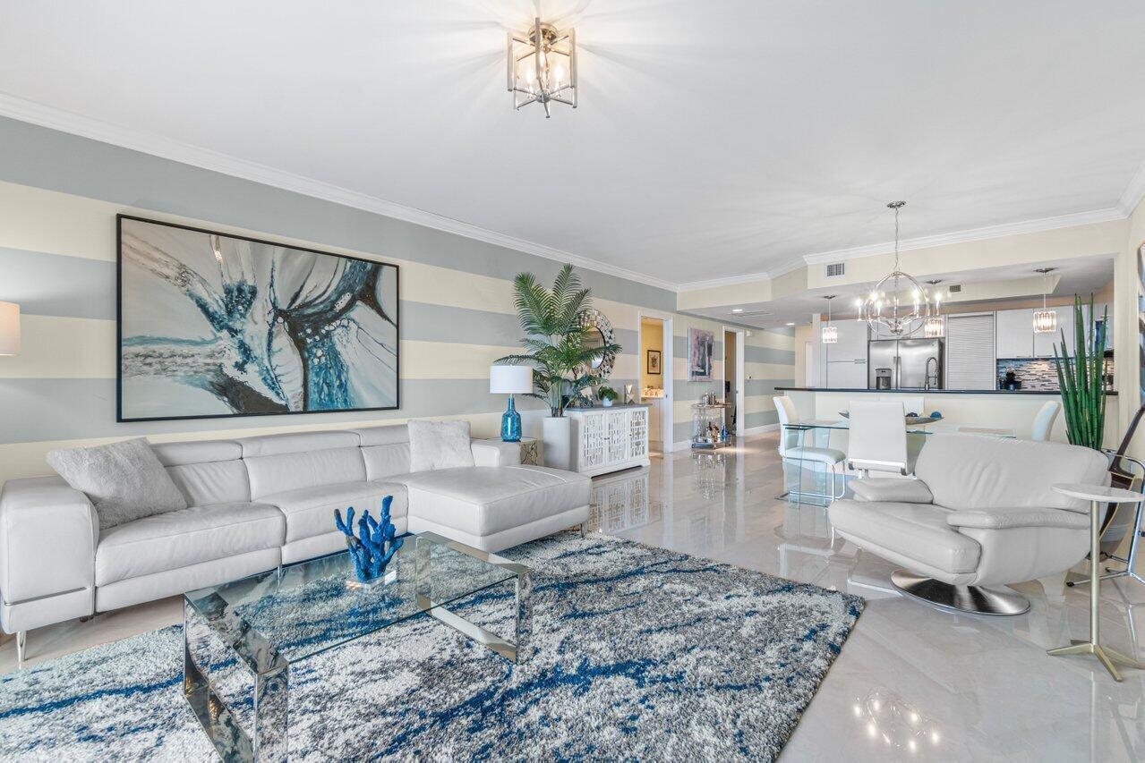 Image 4: Spacious Living Room