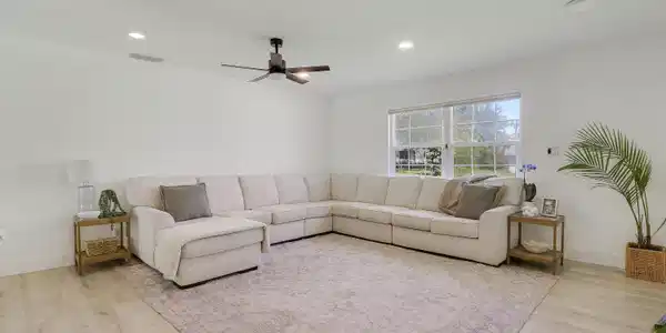 Image 3: House 2-10