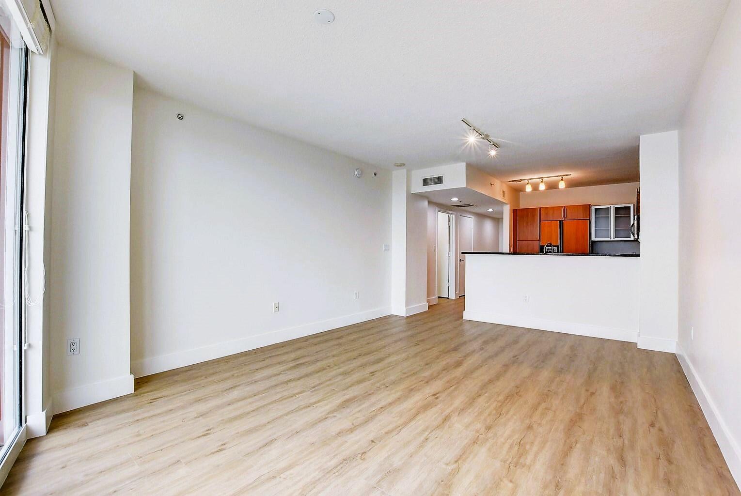 Image 4: Spacious living area