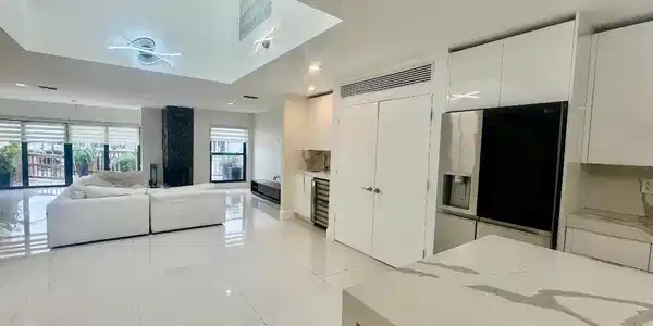 Image 2: Open floor plan