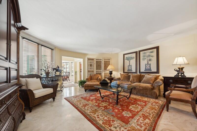 Image 4: 03_120SE5thAvenue326_165_LivingRoom_Flex