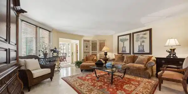 Image 4: 03_120SE5thAvenue326_165_LivingRoom_Flex