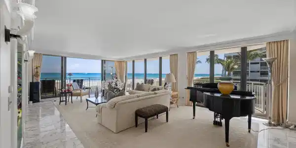 Image 4: Living Room