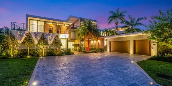 Image 4: A polished arrival moment showcasing the estate&rsquo;s