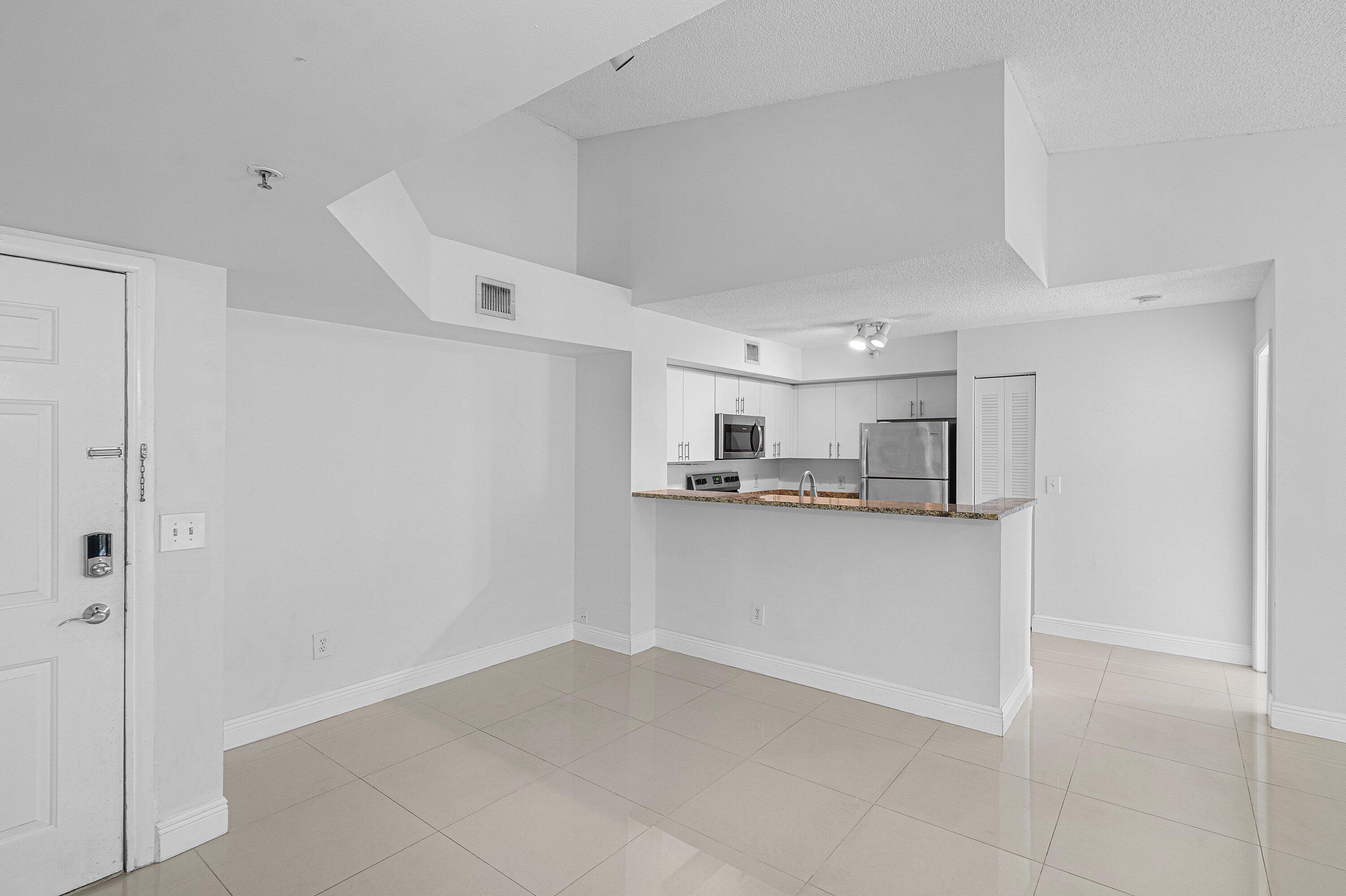 Image 3: entry Living/dining rom