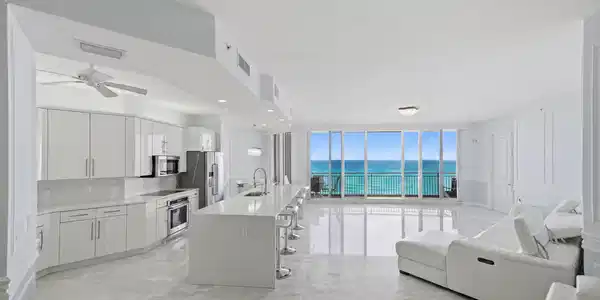 Image 2: BeachCondo_013
