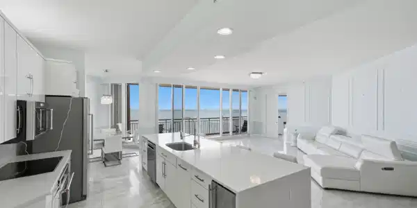 Image 4: BeachCondo_020